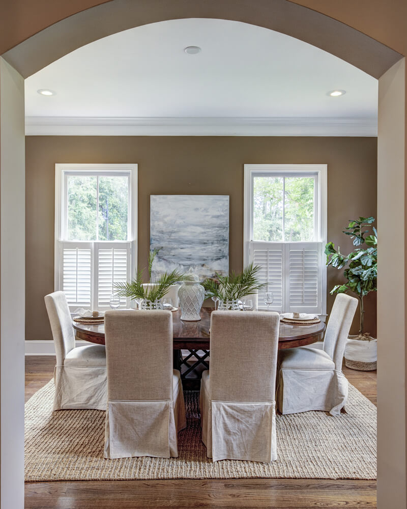 elegant-dining-room-through-curved-arch-doorway-2024-12-06-17-23-37-utc (1)