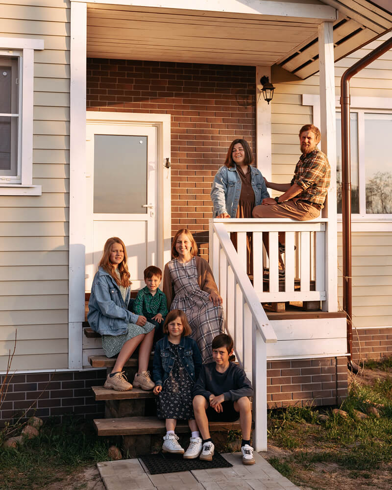 happy-big-family-on-the-porch-of-the-ranch-style-h-2023-11-27-05-16-06-utc (1)