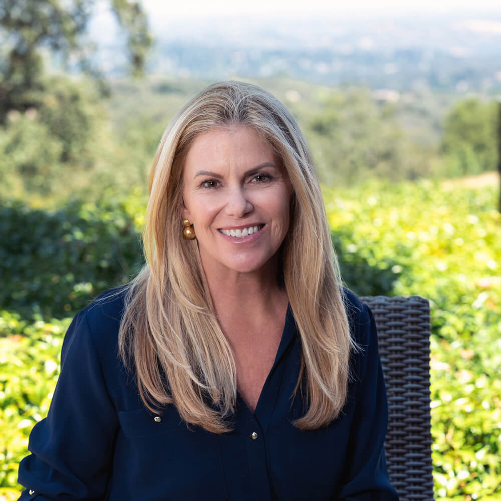 Kelly-Headshot-2024 1 (2) (1)