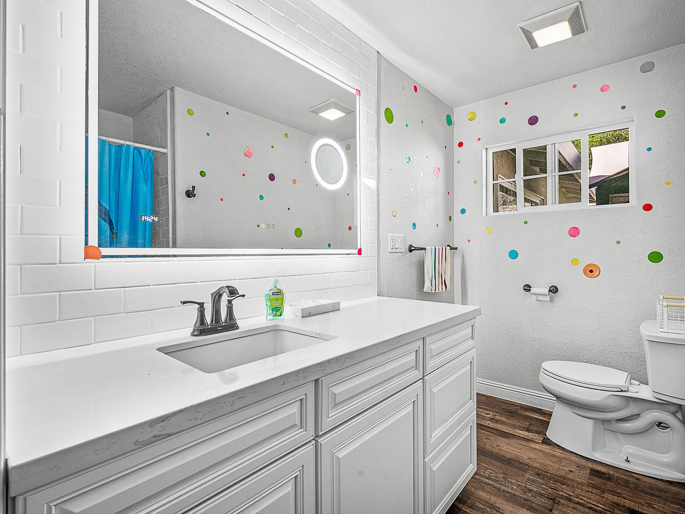 5718_SouthgroveDrive_Int_Bathroom2_1_01