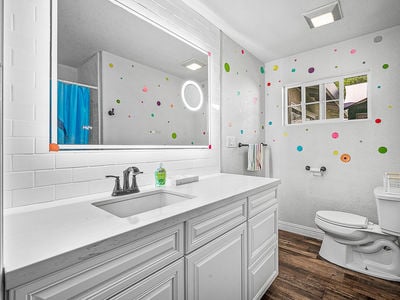 5718_SouthgroveDrive_Int_Bathroom2_1_01