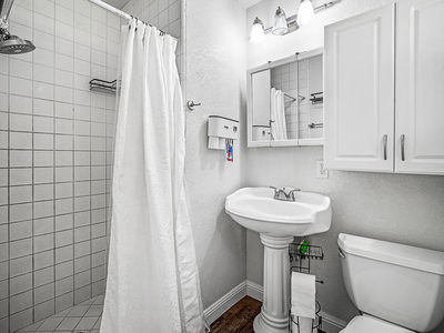 5718_SouthgroveDrive_Int_Bedroom1_1_03