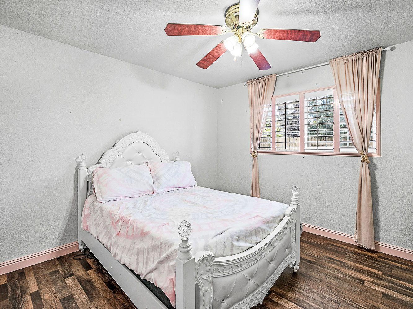 5718_SouthgroveDrive_Int_Bedroom2_1_01