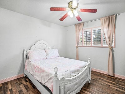 5718_SouthgroveDrive_Int_Bedroom2_1_01