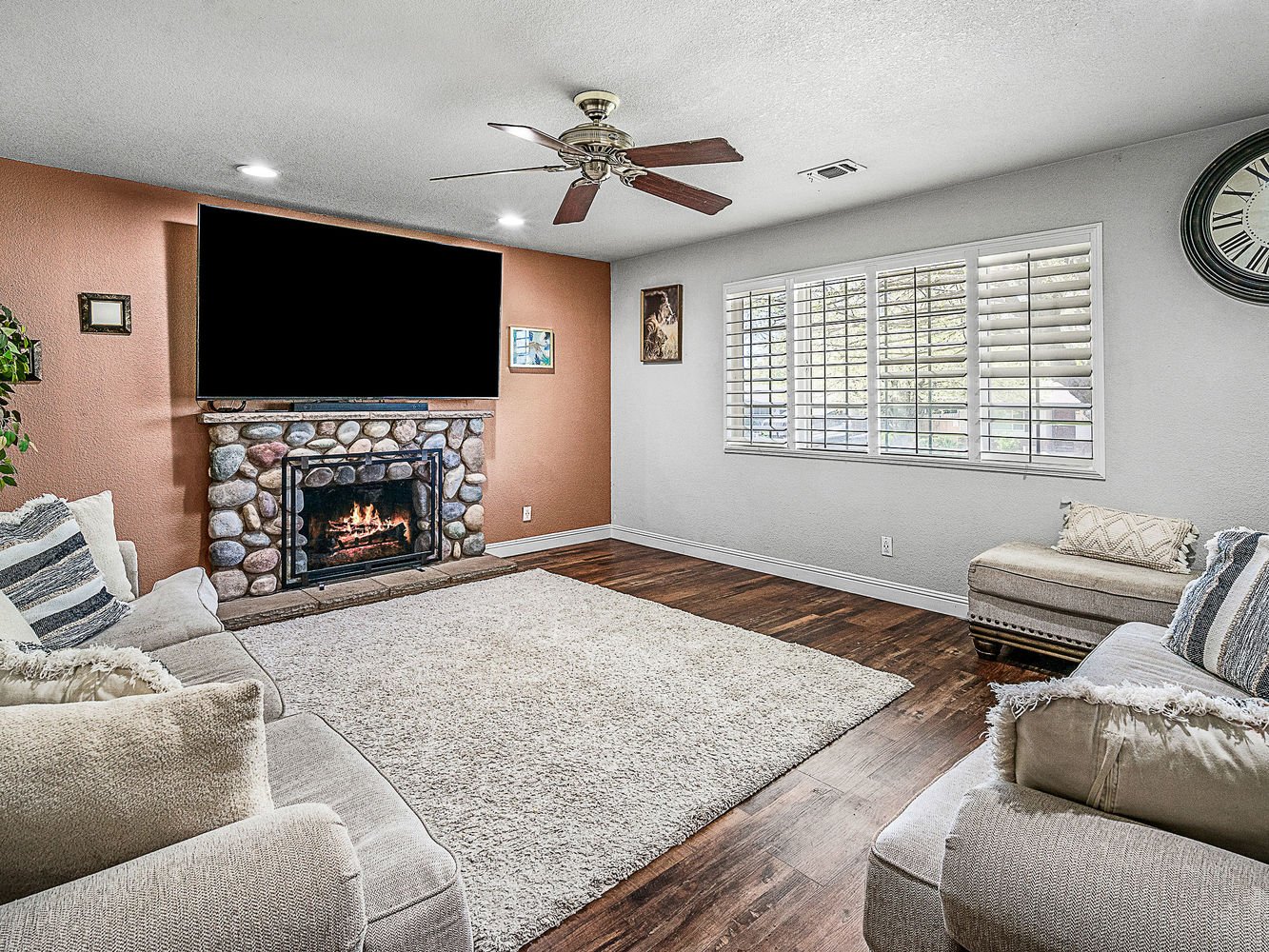 5718_SouthgroveDrive_Int_FamilyRoom_1_01_WithFire