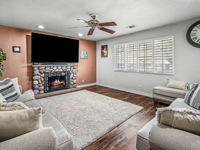 5718_SouthgroveDrive_Int_FamilyRoom_1_01_WithFire