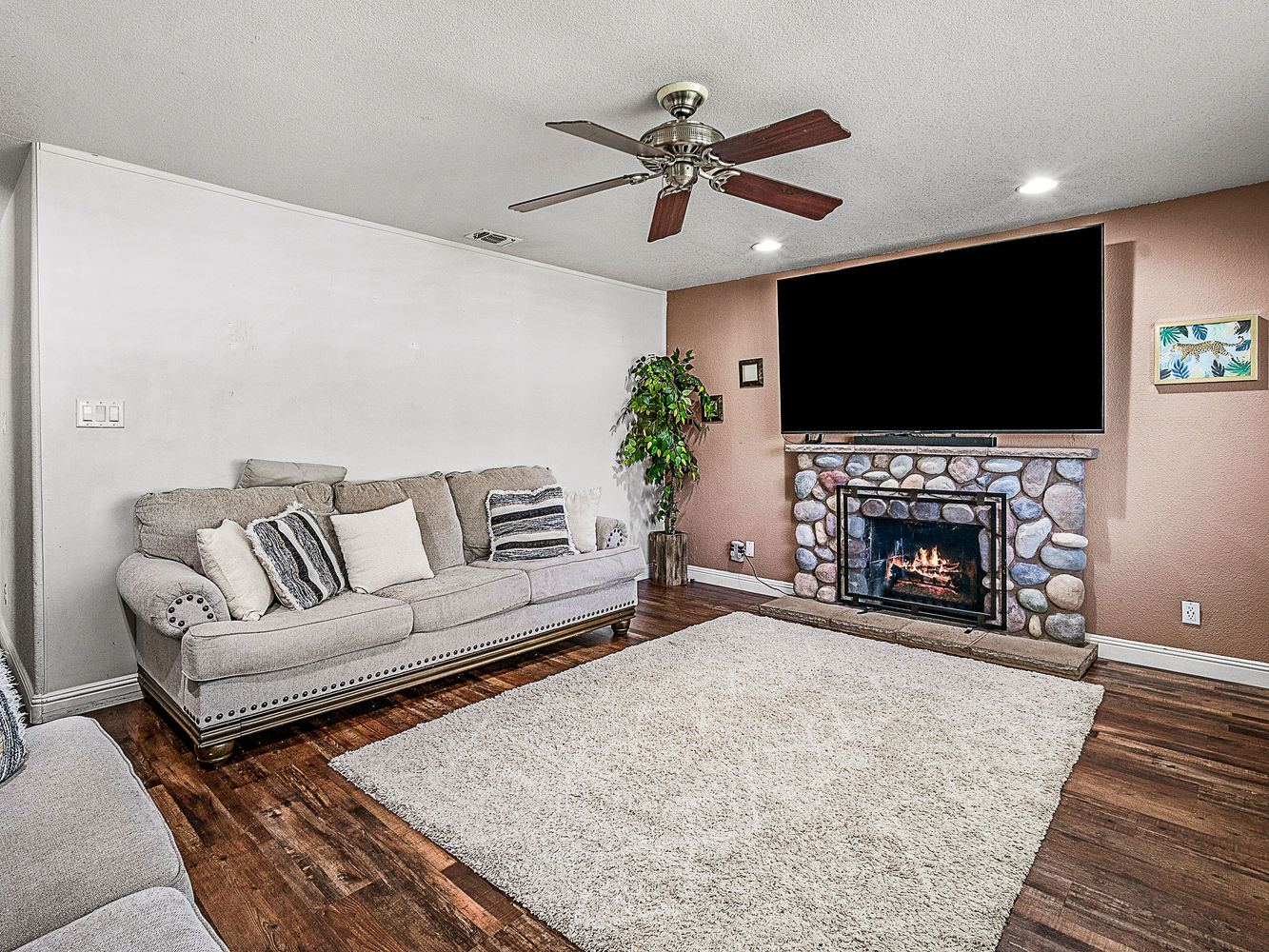 5718_SouthgroveDrive_Int_FamilyRoom_1_02_WithFire
