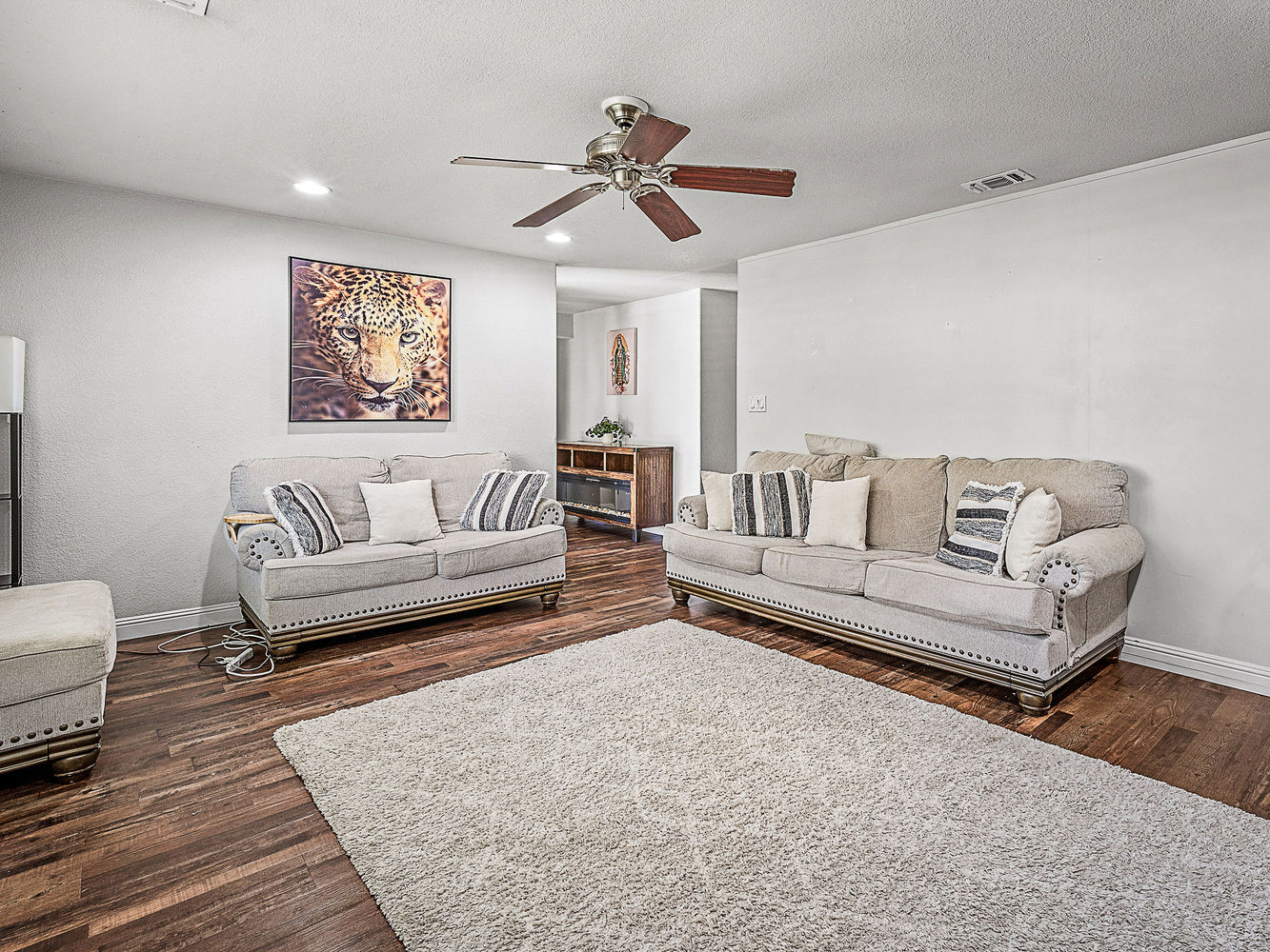 5718_SouthgroveDrive_Int_FamilyRoom_1_03