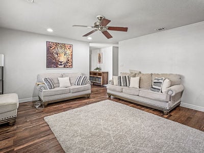 5718_SouthgroveDrive_Int_FamilyRoom_1_03