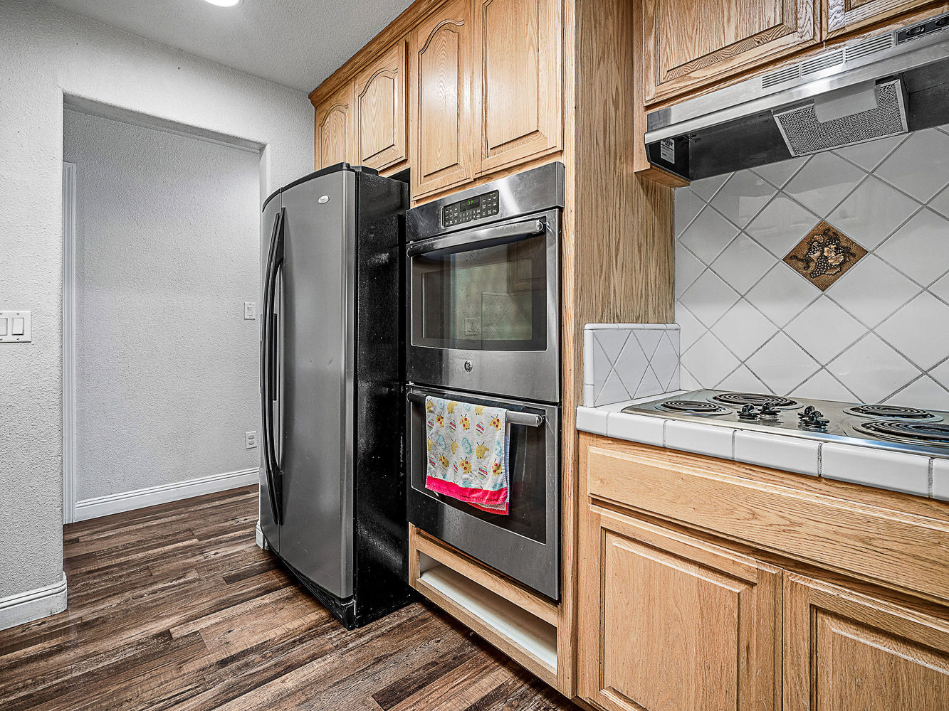 5718_SouthgroveDrive_Int_Kitchen_1_01