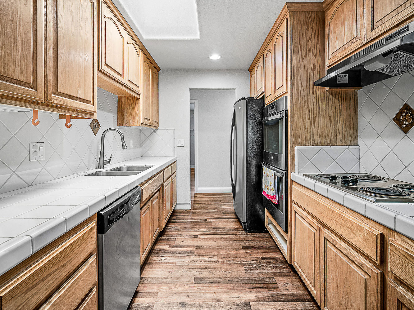 5718_SouthgroveDrive_Int_Kitchen_1_03