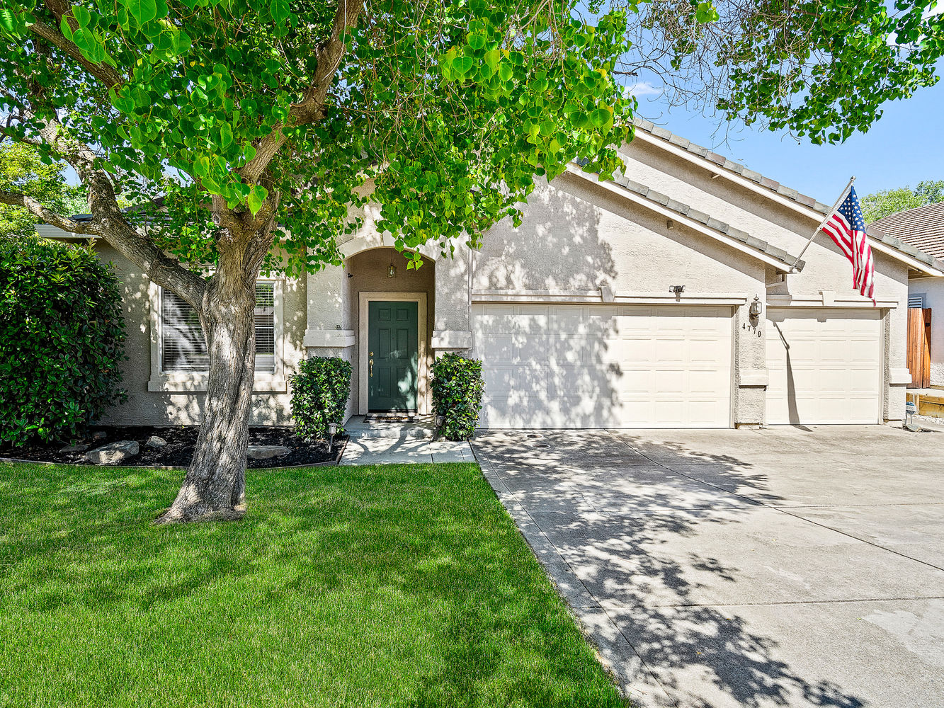 4770_ConcordiaDrive_Ext_Front_1_02_NewGrass