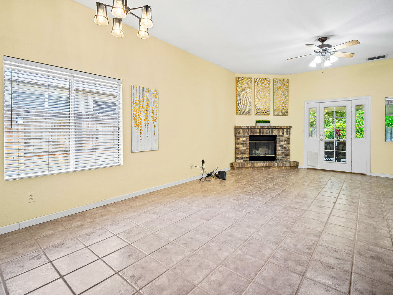 4770_ConcordiaDrive_Int_FamilyRoom_1_01