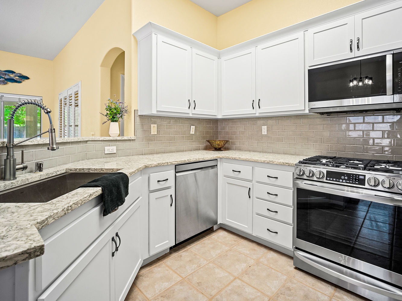 4770_ConcordiaDrive_Int_Kitchen_1_01
