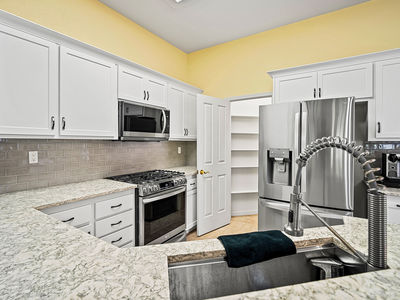 4770_ConcordiaDrive_Int_Kitchen_1_02