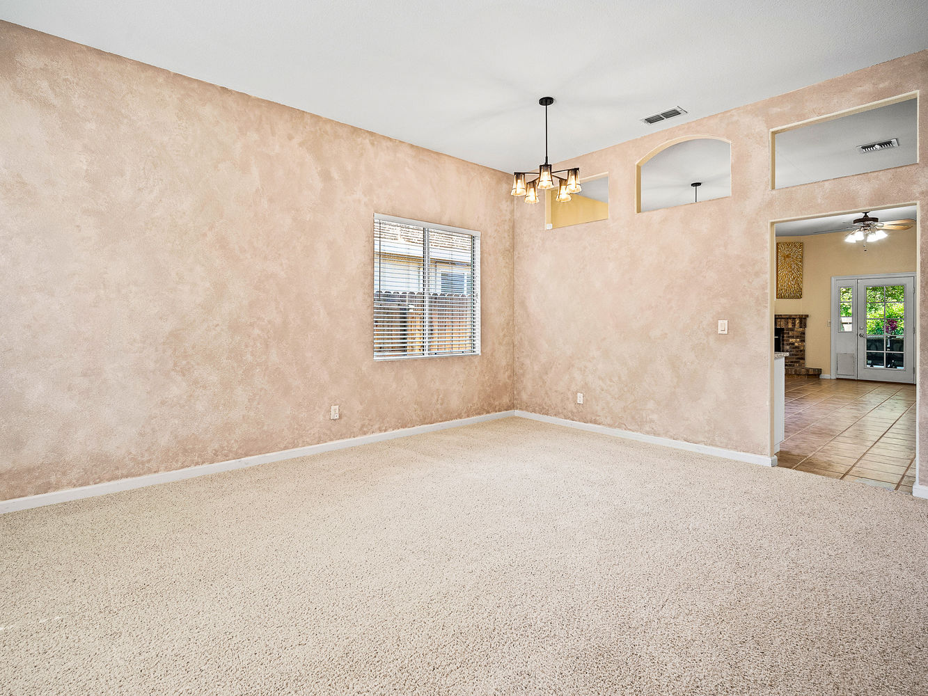 4770_ConcordiaDrive_Int_LivingRoom_1_01