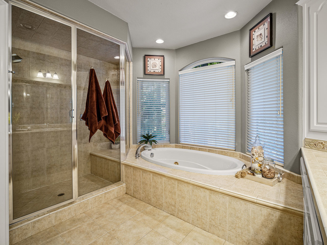 3071_LennoxDrive_Int_Bedroom1_1_04