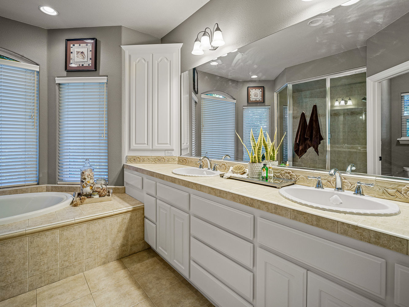 3071_LennoxDrive_Int_Bedroom1_1_05