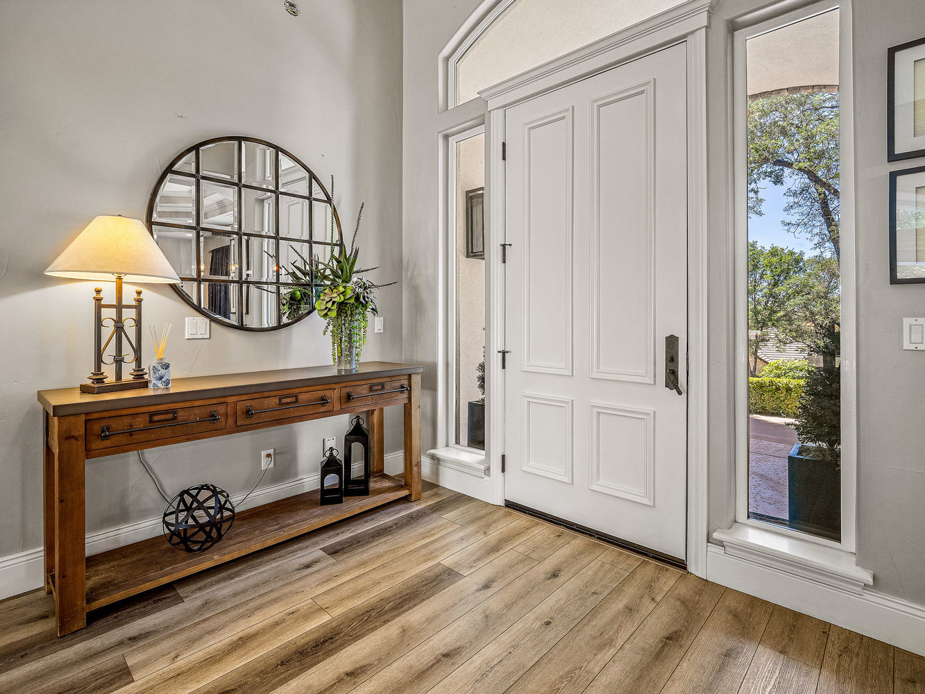 3071_LennoxDrive_Int_Entry_1_02