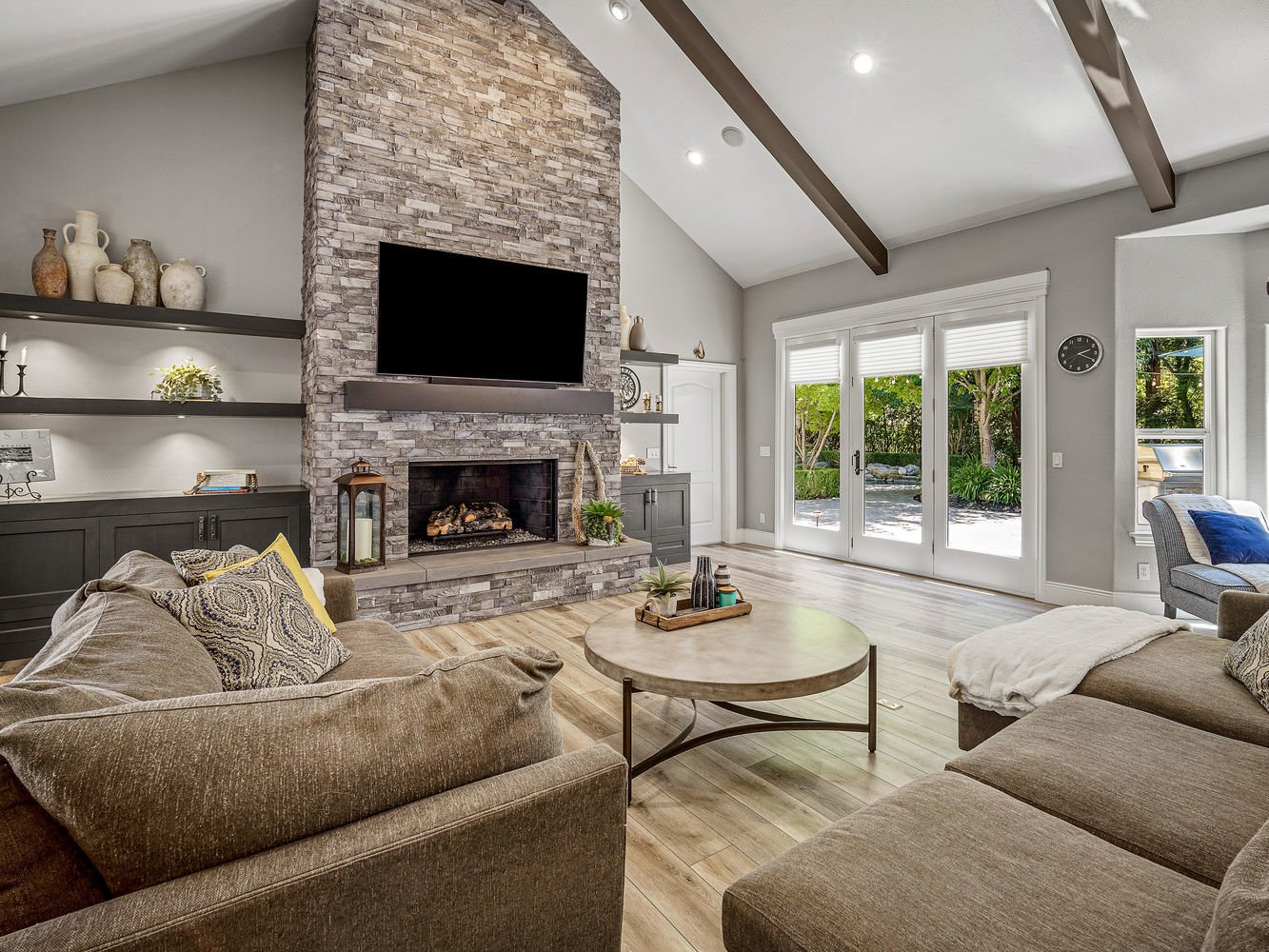 3071_LennoxDrive_Int_FamilyRoom_1_01