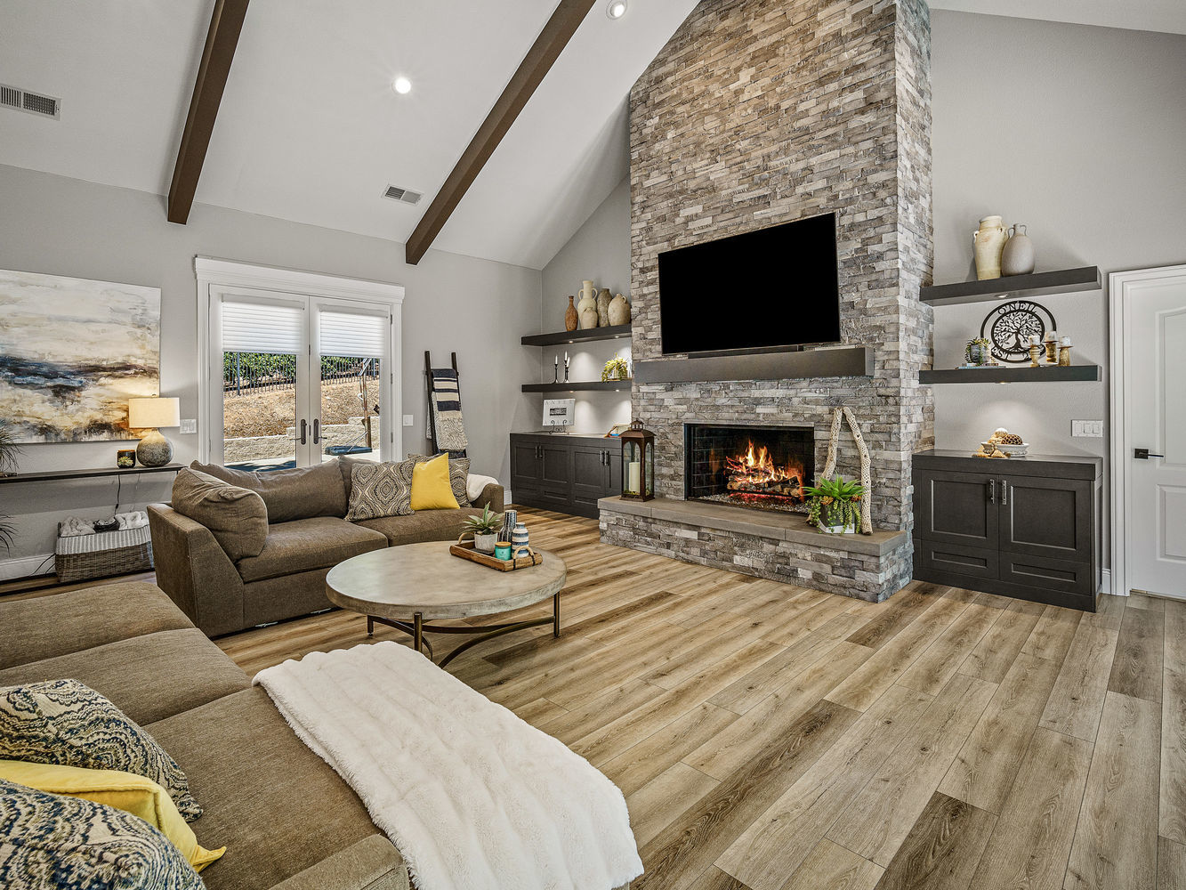 3071_LennoxDrive_Int_FamilyRoom_1_03_WithFire