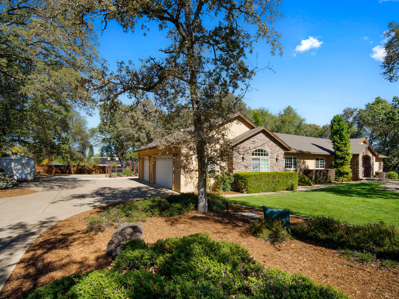 3720_WhisperingPinesLane_Ext_Front_1_06