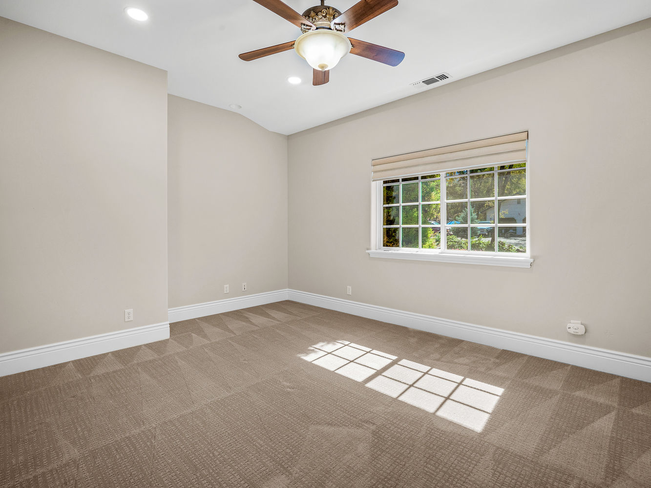 3720_WhisperingPinesLane_Int_Bedroom2_1_01