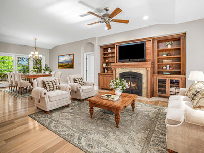 3720_WhisperingPinesLane_Int_FamilyRoom_1_01_Staged