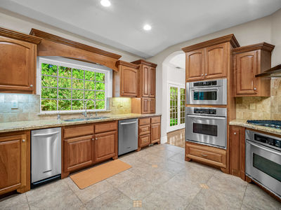 3720_WhisperingPinesLane_Int_Kitchen_1_02
