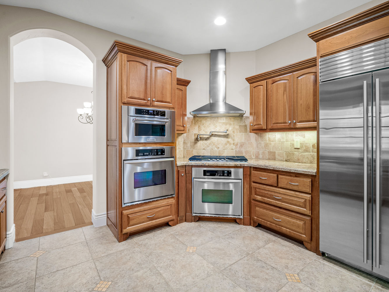 3720_WhisperingPinesLane_Int_Kitchen_1_03