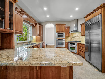 3720_WhisperingPinesLane_Int_Kitchen_1_07