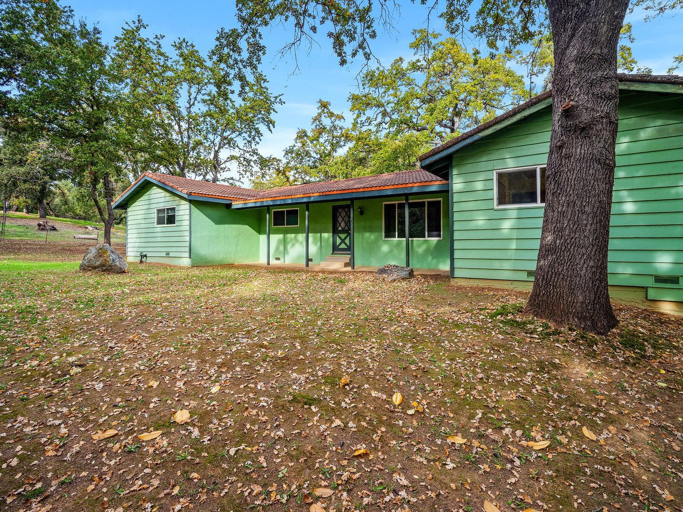 1999_LakehillsDrive_Ext_Front_1_01