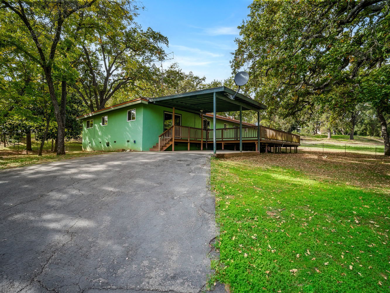 1999_LakehillsDrive_Ext_Rear_1_04