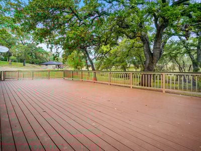 1999_LakehillsDrive_Ext_Rear_1_07