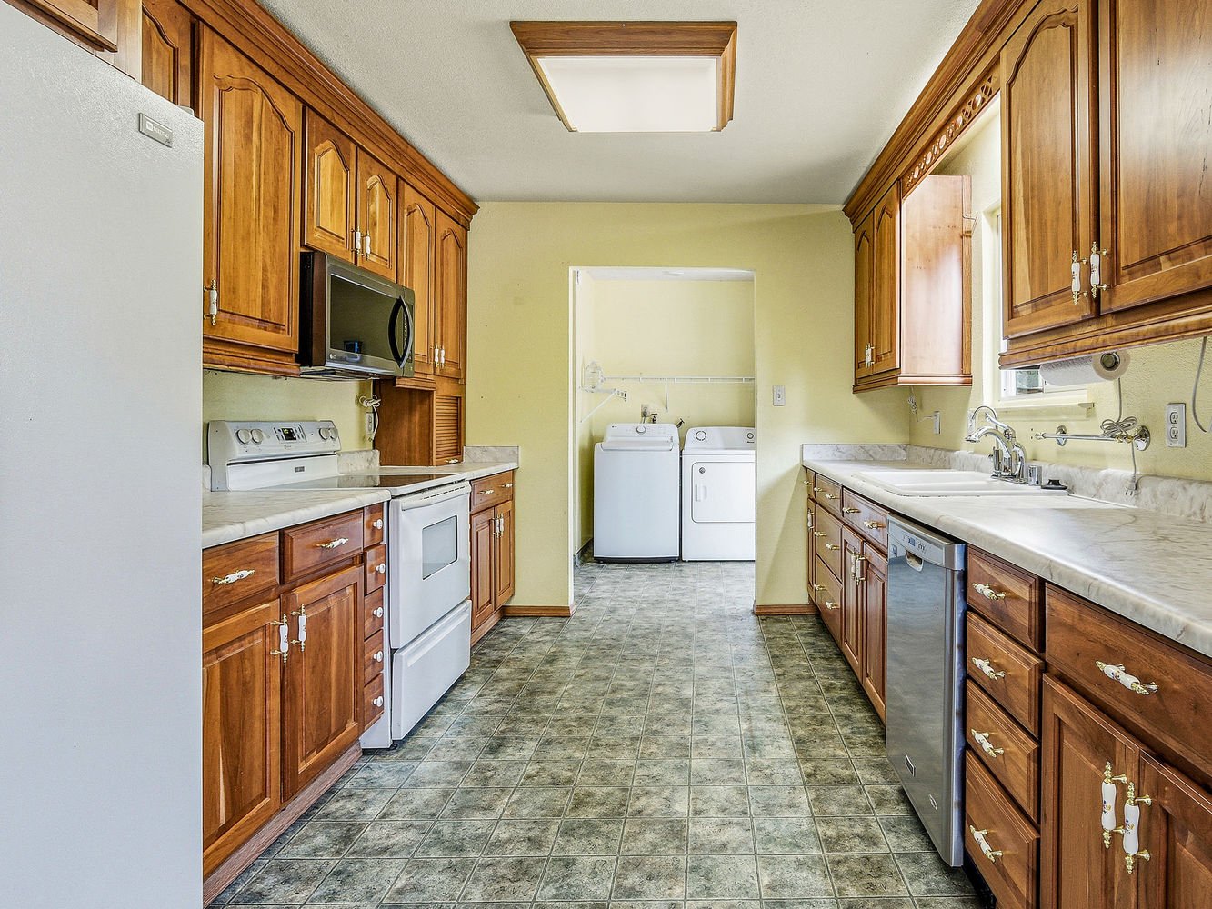 1999_LakehillsDrive_Int_Kitchen_1_02