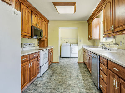 1999_LakehillsDrive_Int_Kitchen_1_02