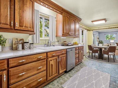 1999_LakehillsDrive_Int_Kitchen_1_04_Staged