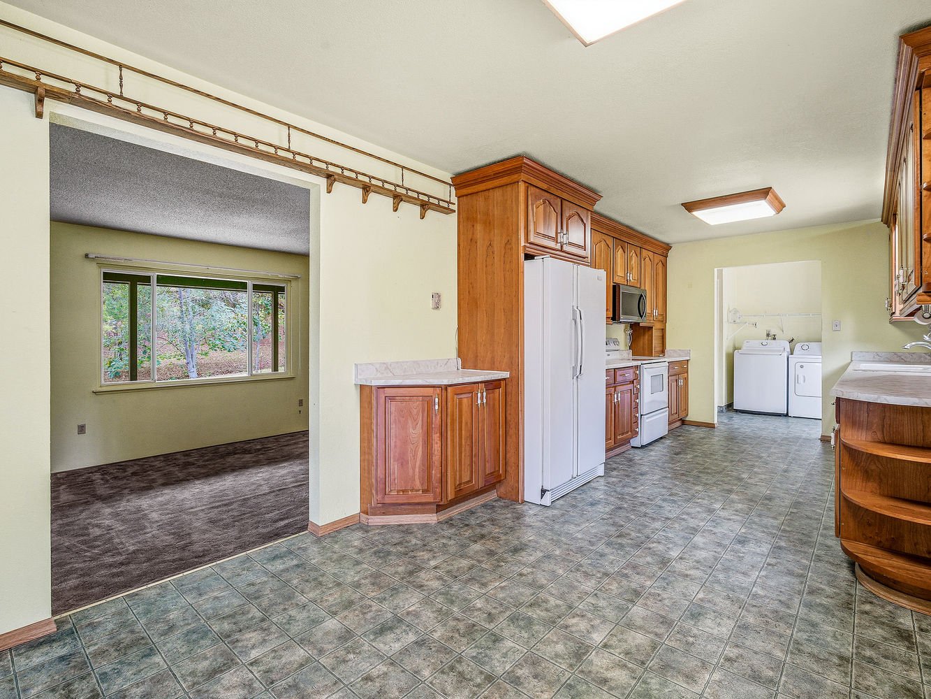 1999_LakehillsDrive_Int_Kitchen_1_06