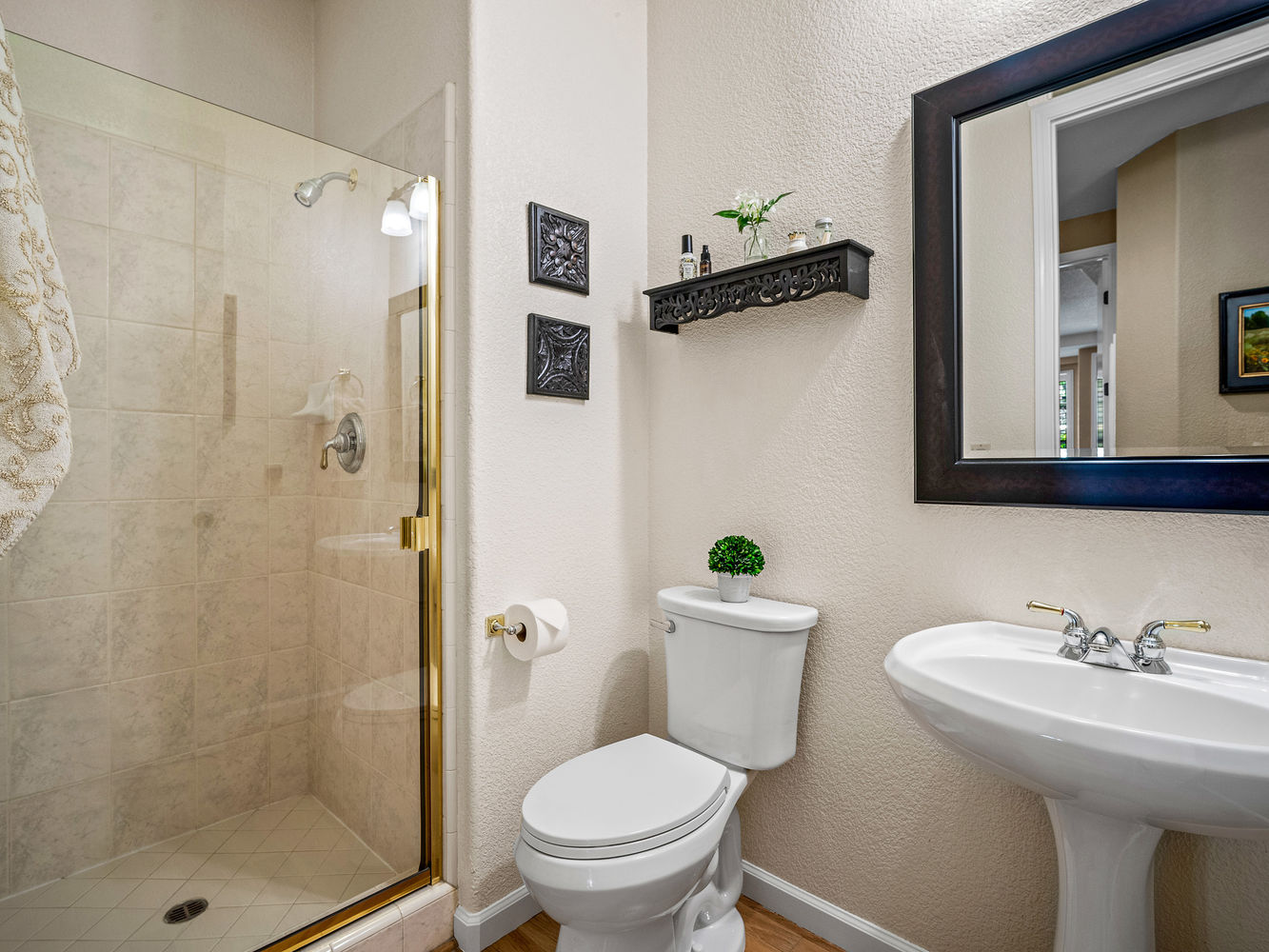 1154_TurquoiseWay_Int_Bathroom2_1_01