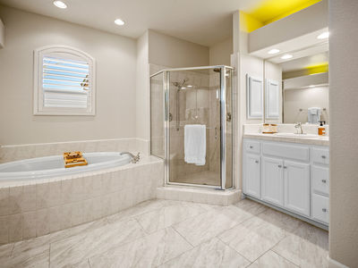 1154_TurquoiseWay_Int_Bedroom1_1_04