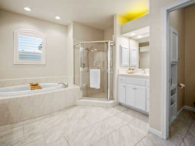 1154_TurquoiseWay_Int_Bedroom1_1_05