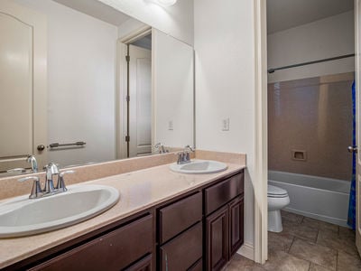 314_CobbleRockCourt_Int_Bathroom2_1_01