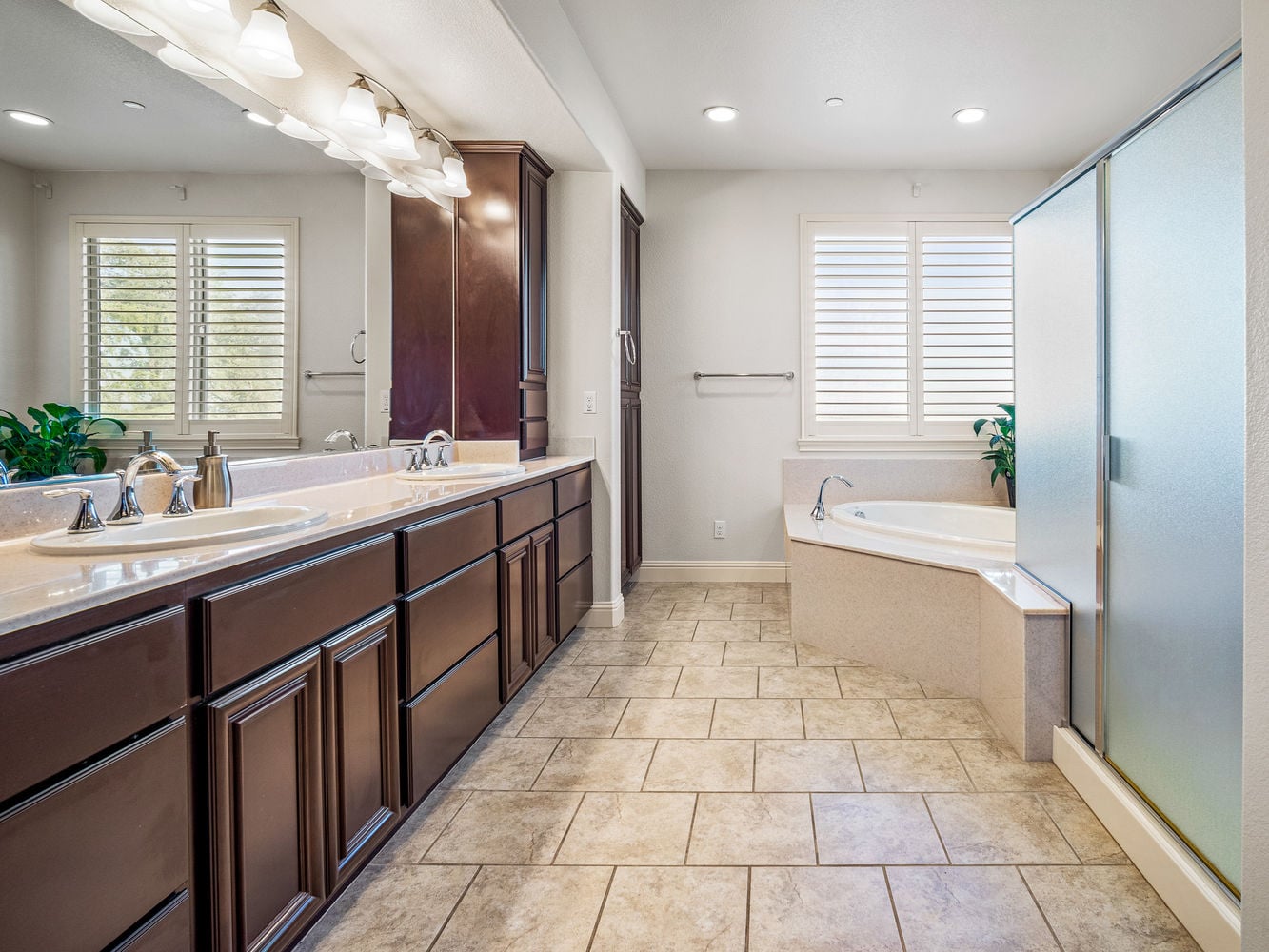 314_CobbleRockCourt_Int_Bedroom1_1_03