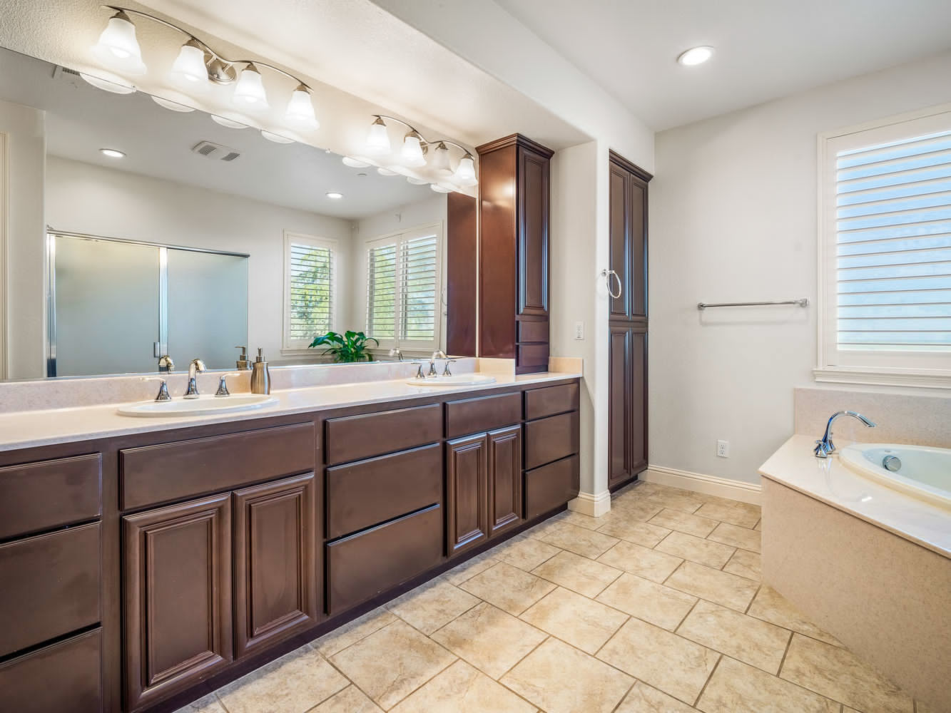 314_CobbleRockCourt_Int_Bedroom1_1_04