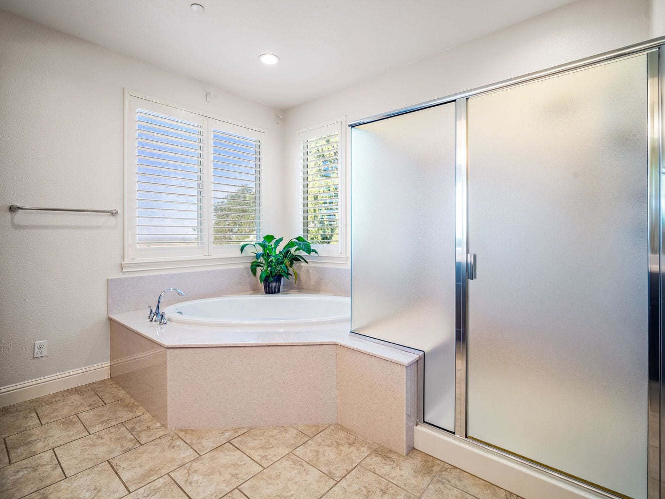 314_CobbleRockCourt_Int_Bedroom1_1_05