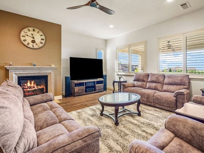 314_CobbleRockCourt_Int_FamilyRoom_1_01_WithFire