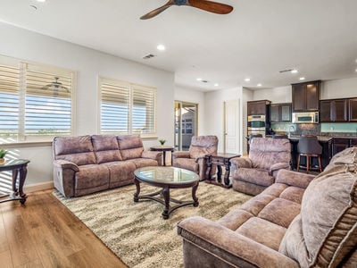 314_CobbleRockCourt_Int_FamilyRoom_1_03