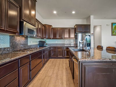 314_CobbleRockCourt_Int_Kitchen_1_04