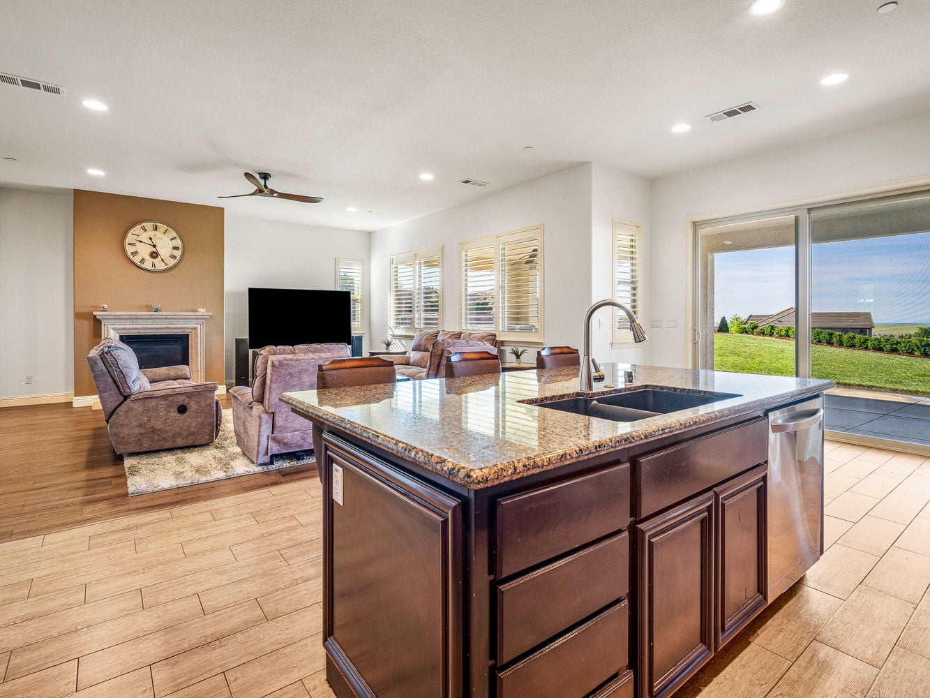 314_CobbleRockCourt_Int_Kitchen_1_06