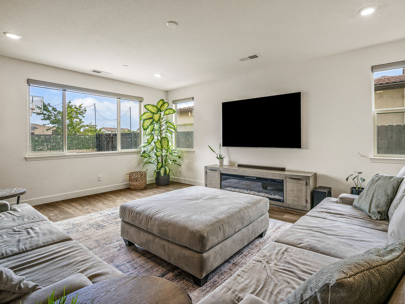 9882_SummertonWay_Int_FamilyRoom_1_01